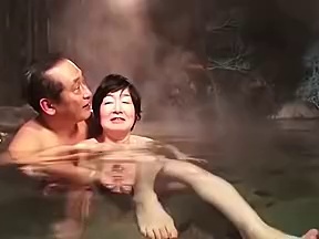 ここ数年セックスとはご無沙汰している熟年カップルが夫婦二人きりの温泉旅行で若い頃を思い出し熱い交尾を繰り返す 3 タイトル画像