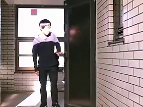 隣の団地妻が透けパンツで掃除している日は旦那不在で不倫OKのサイン 花狩まい タイトル画像